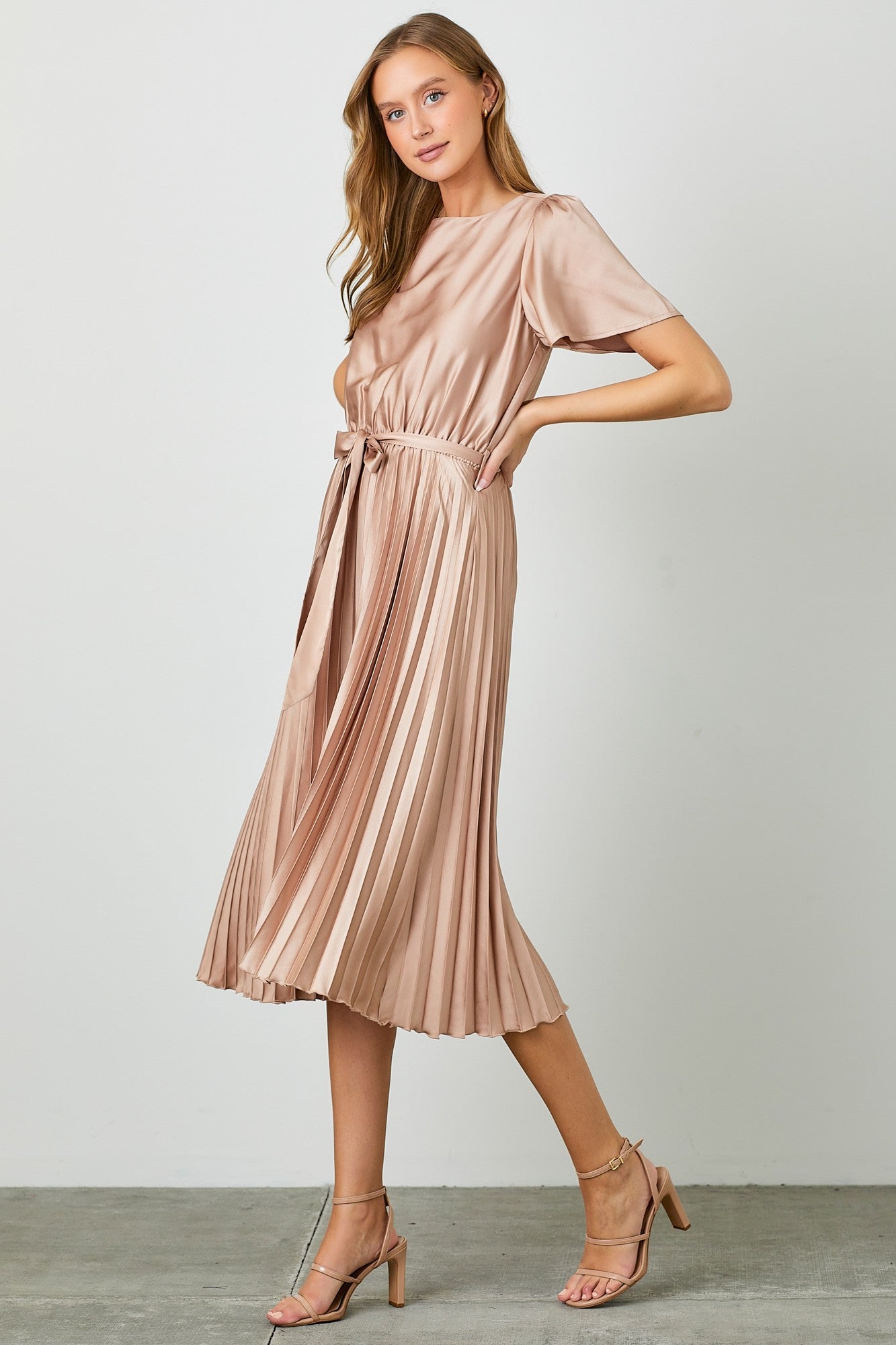 Etta Satin Modest Midi in Champagne