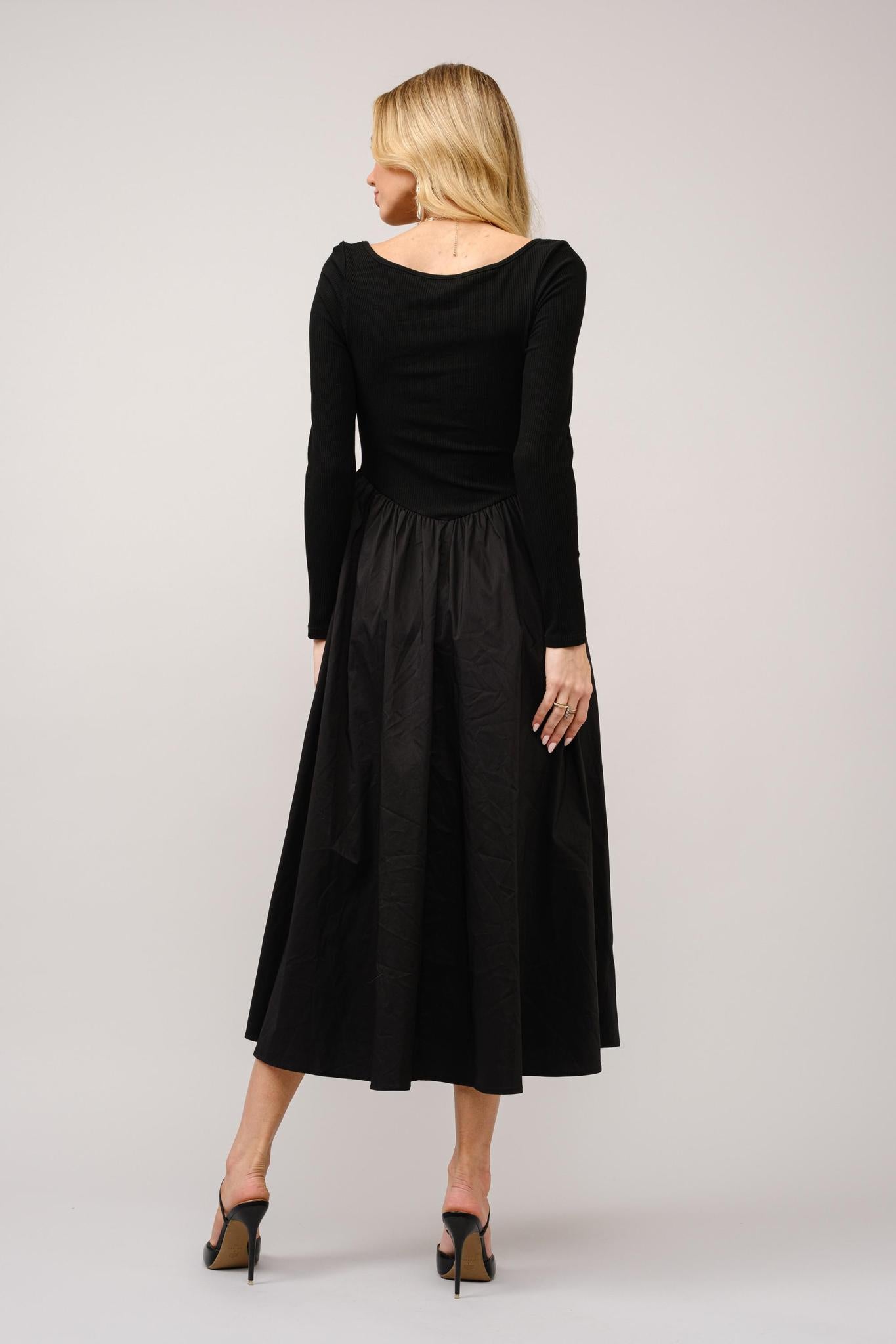 Erika Modest Midi in Black