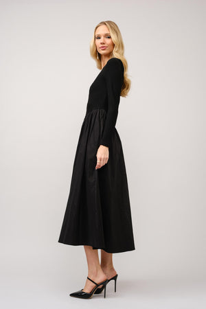 Erika Modest Midi in Black