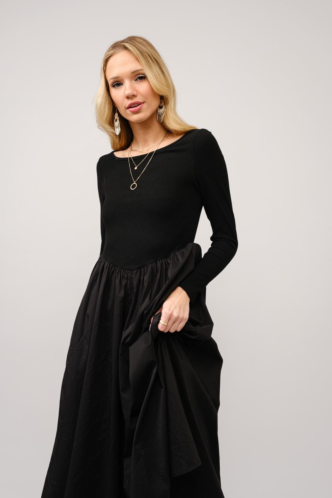 Erika Modest Midi in Black